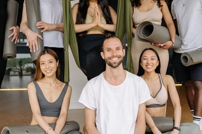 Yoga atölyesine katılan yetişkinler. Temsili fotoğraf.